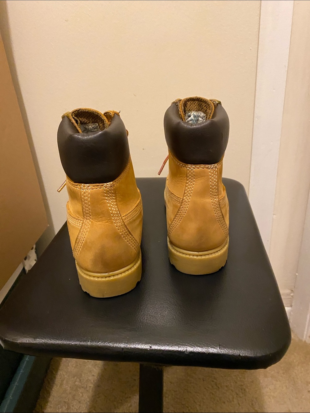 Timberland Classic Premium 6-Inch Waterproof Boot in wheat nubuck, SZ 8 - Picture 2 of 8